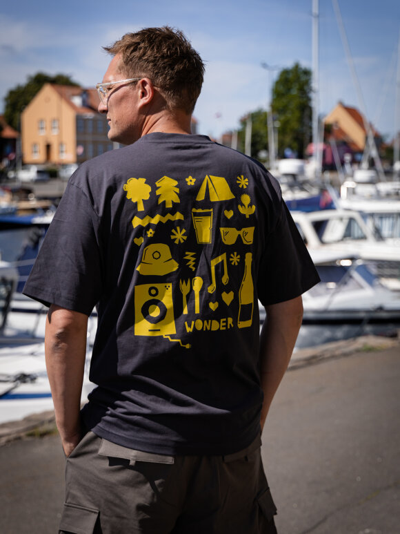 Wonderfestiwall - Grå m. gul print T-shirts Wonderfestiwall - Grå m. gul print T-shirts