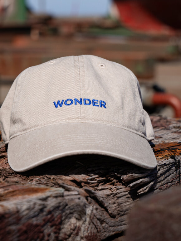 Wonderfestiwall - Sand Cap m. blå logo Wonderfestiwall - Sand Cap m. blå logo